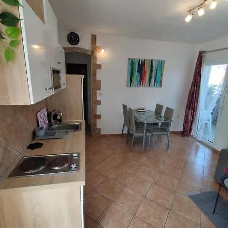 Memic 100m Od Mora アパート ポレッチ