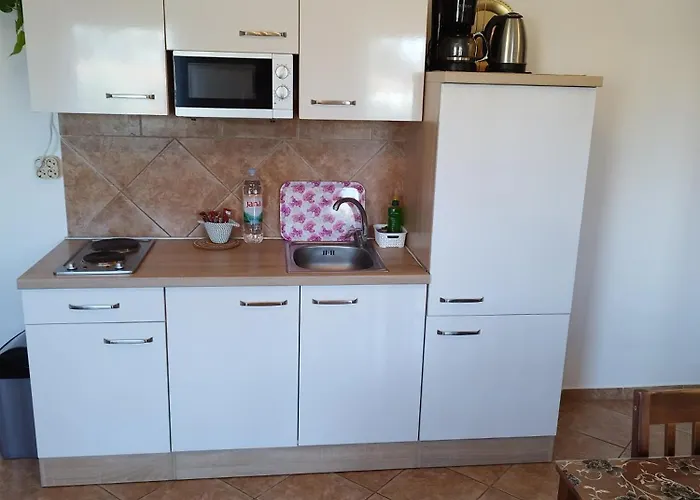 Memic 100m Od Mora ポレッチ