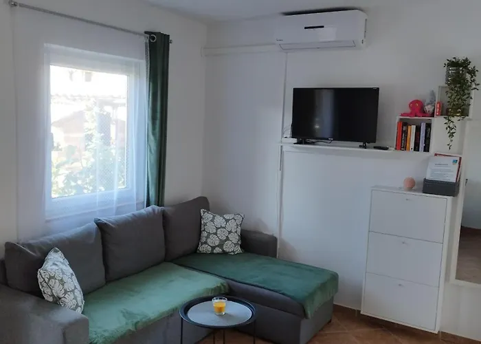 Memic 100m Od Mora アパート ポレッチ