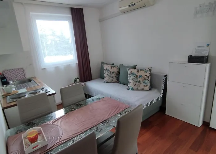 アパート Memic 100m Od Mora ポレッチ