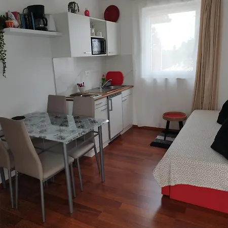 Memic 100m Od Mora Apartment Porec