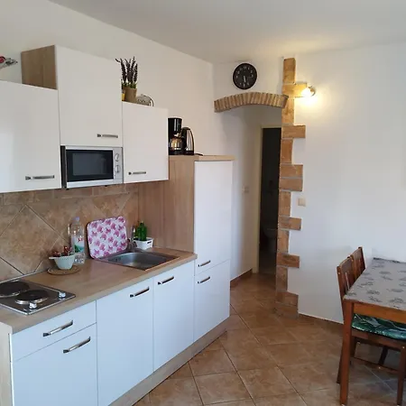 Memic 100m Od Mora Πόρετς