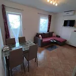 Memic 100m Od Mora Πόρετς