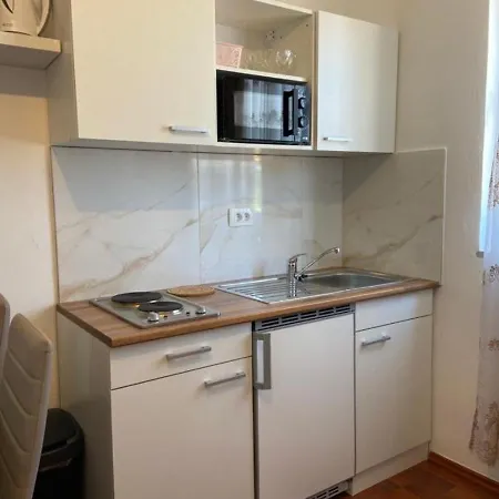Memic 100m Od Mora Apartamento *
