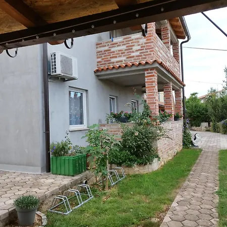 Memic 100m Od Mora Apartamento *
